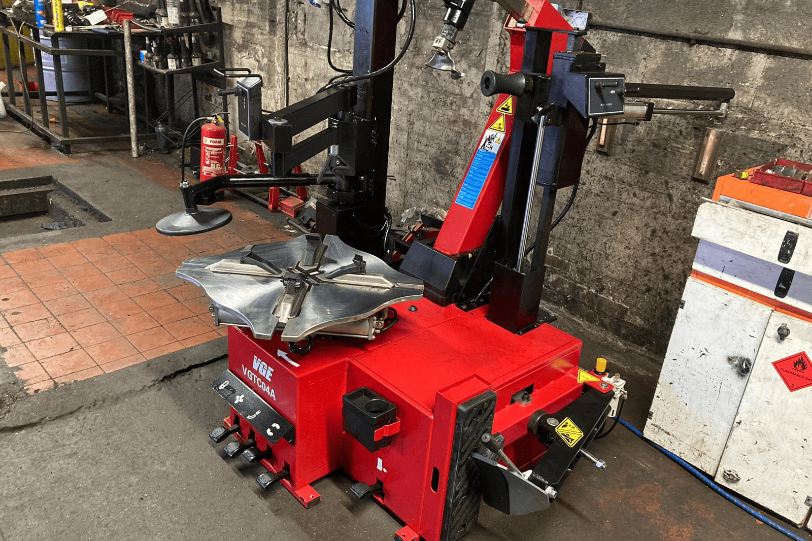 How to Choose the Right Tyre Changer for UK Garages